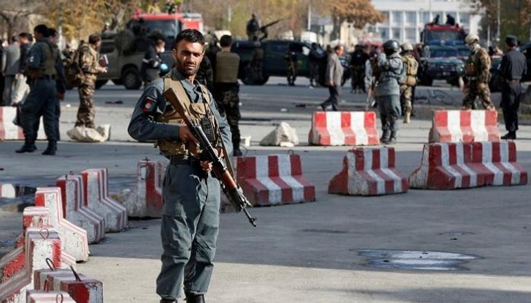 رجل أمن أفغاني يراقب موقع الانفجار 
