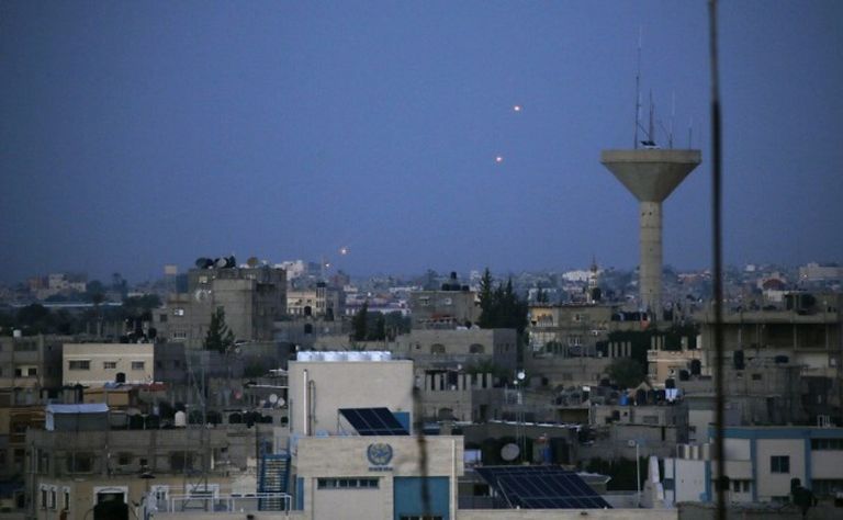 أعمدة الدخان تتصاعد جراء القصف الإسرائيلي- رويترز