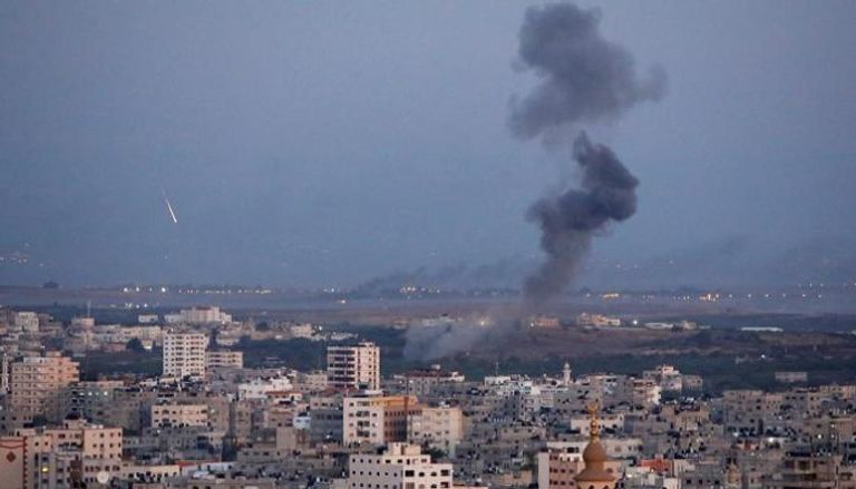 أعمدة الدخان تتصاعد جراء القصف الإسرائيلي- رويترز