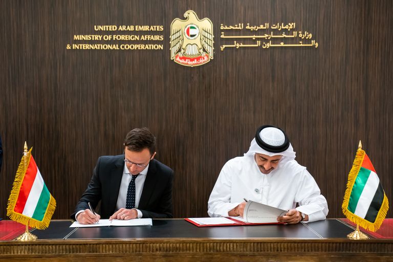 الشيخ عبدالله بن زايد آل نهيان وزير الخارجية والتعاون الدولي الإماراتي ونظيره المجري