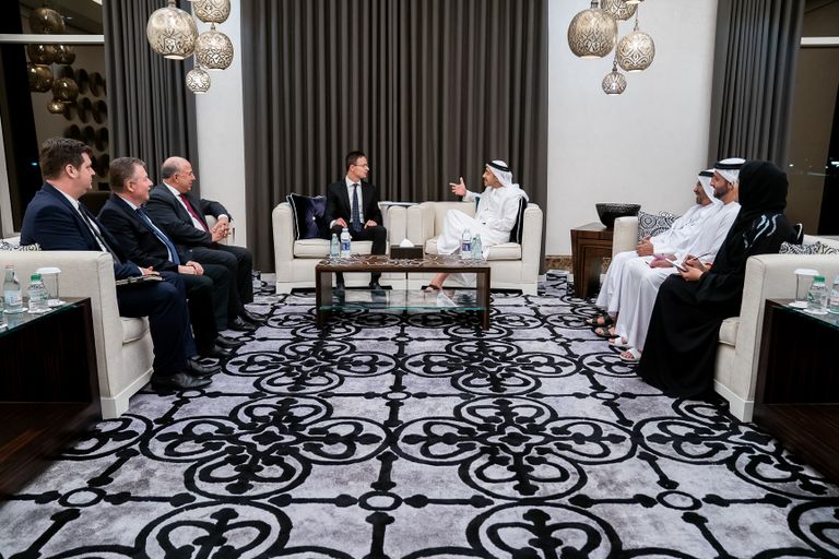 الشيخ عبدالله بن زايد آل نهيان وزير الخارجية والتعاون الدولي الإماراتي ونظيره المجري