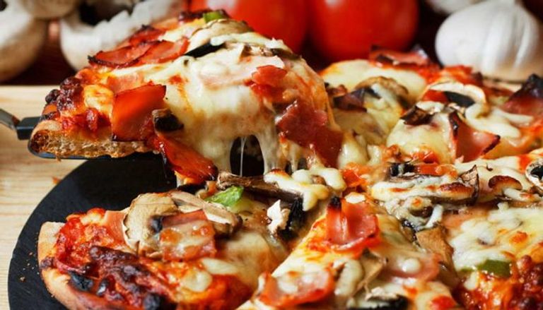 طهاة أرجنتينيون يعدون الآلاف من البيتزا لتحطيم رقم قياسي عالمي