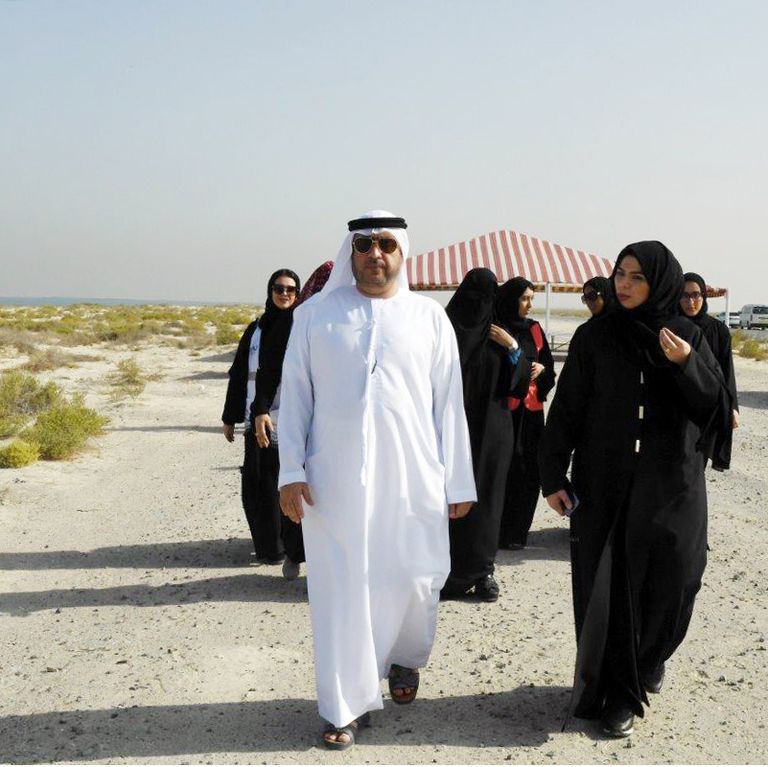 متطوعون يشاركون في تنظيف محمية جبل علي