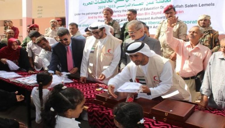 الهلال الأحمر الإماراتي يوزع الزي المدرسي على طلاب اليمن