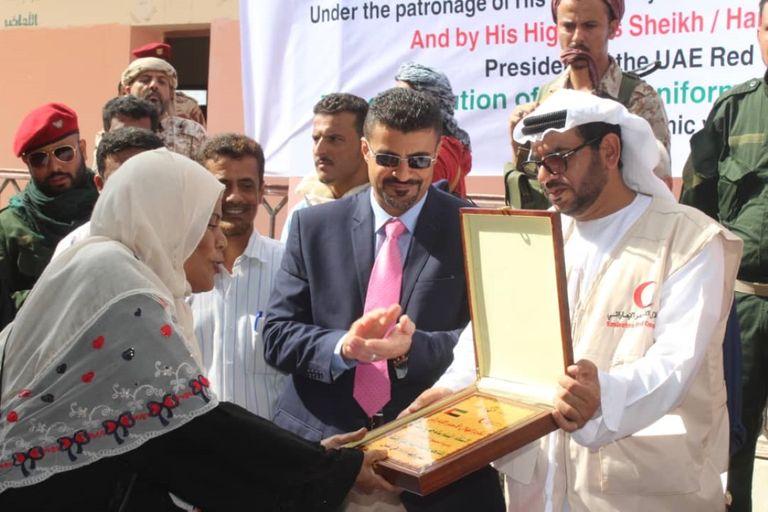 الهلال الأحمر الإماراتي يوزع الزي المدرسي على طلاب اليمن