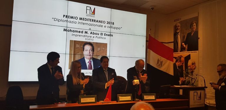 رجل الأعمال المصري محمد أبوالعينين بعد استلام الجائزة