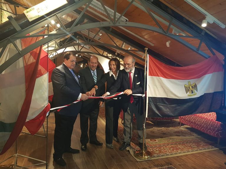 رجل الأعمال المصري محمد أبوالعينين بعد استلام الجائزة