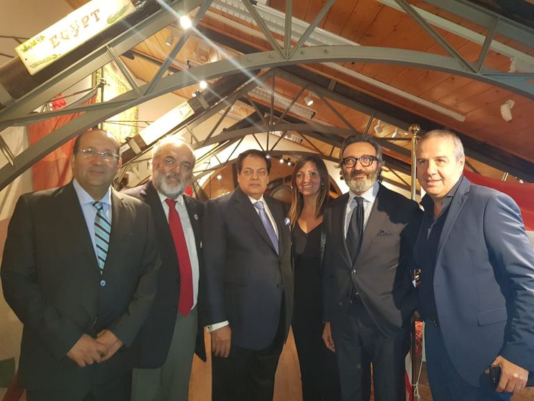 رجل الأعمال المصري محمد أبوالعينين بعد استلام الجائزة