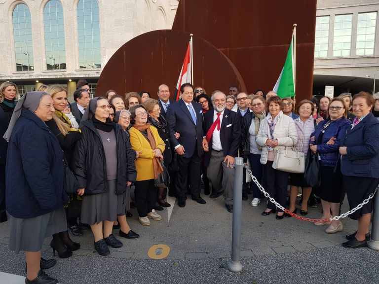 رجل الأعمال المصري محمد أبوالعينين بعد استلام الجائزة