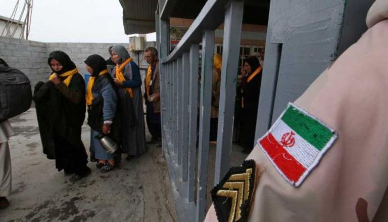 إيرانيون يتراصون عبر منفذ حدودي- أرشيفية