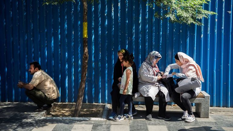 إيرانيون يتراصون عبر منفذ حدودي- أرشيفية