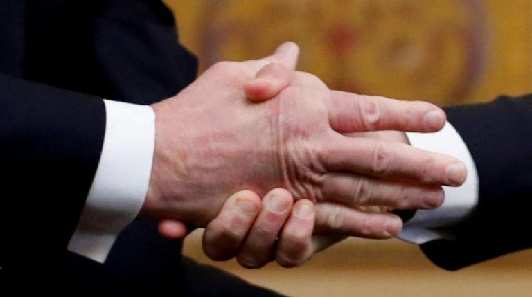 الرئيس الفرنسي ونظيره الأمريكي خلال لقائهما في قصر الإليزيه