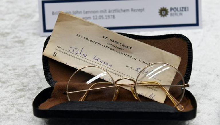 نظارات عائدة لجون لينون معروضة في مؤتمر صحافي نظمته الشرطة الألمانية