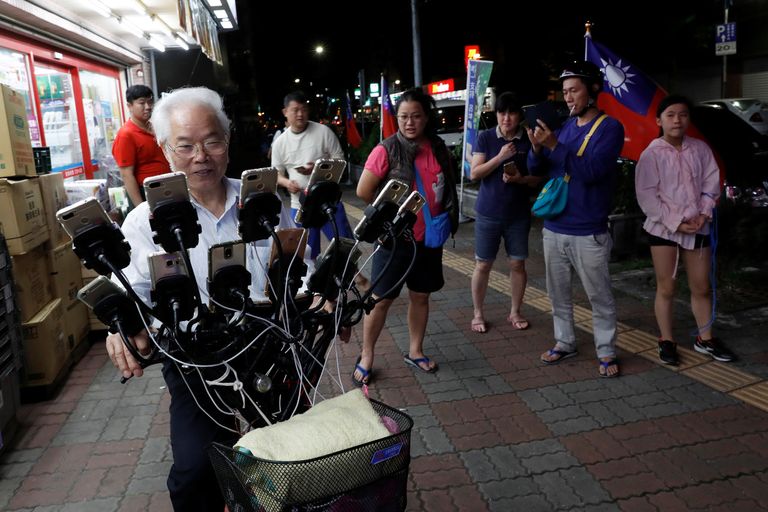 عجوز تايواني يحظى بشهرة واسعة بفضل "بوكيمون جو"