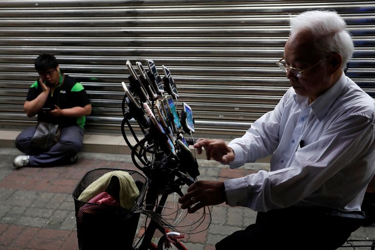 عجوز تايواني يحظى بشهرة واسعة بفضل "بوكيمون جو"