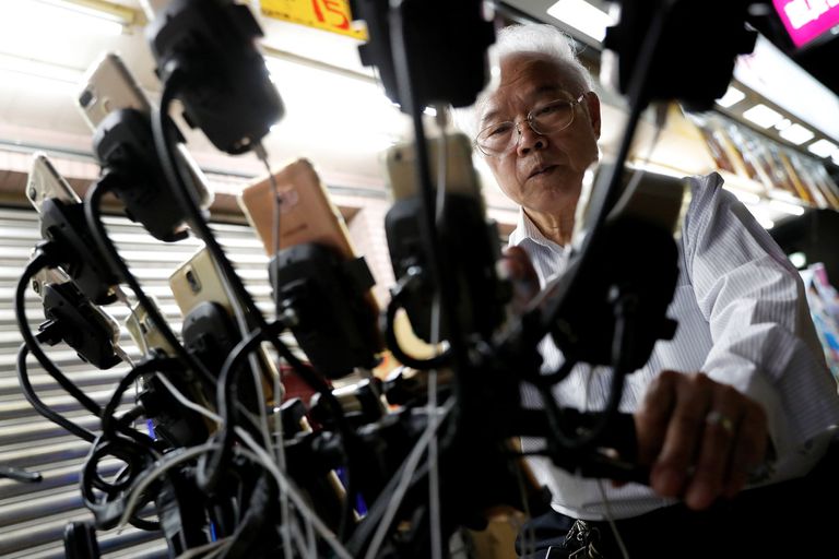 عجوز تايواني يحظى بشهرة واسعة بفضل "بوكيمون جو"