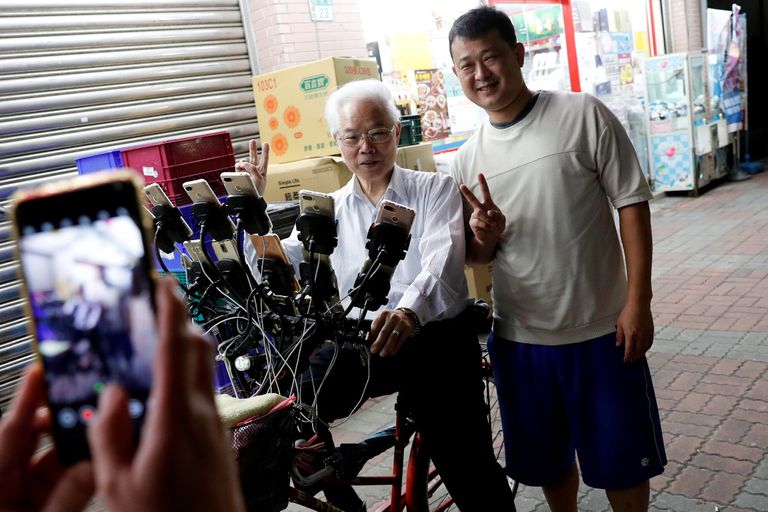 عجوز تايواني يحظى بشهرة واسعة بفضل "بوكيمون جو"