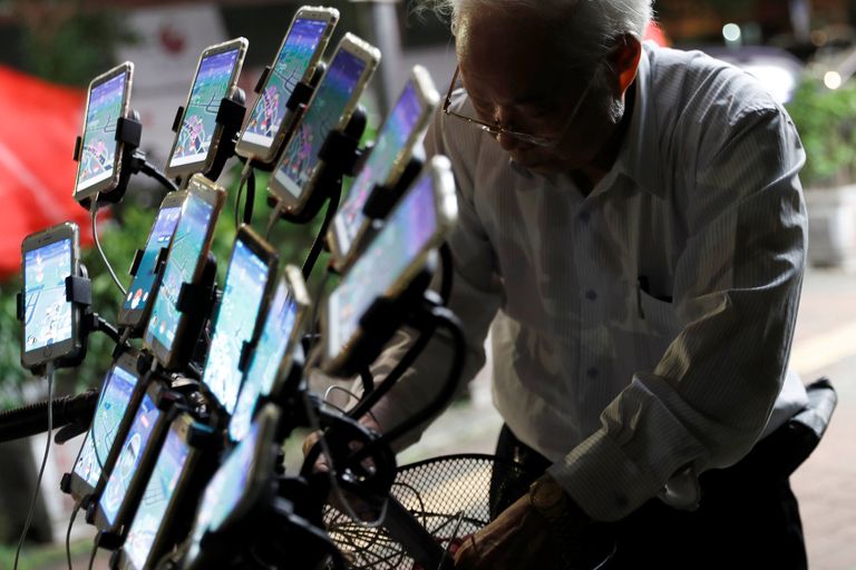 عجوز تايواني يحظى بشهرة واسعة بفضل "بوكيمون جو"