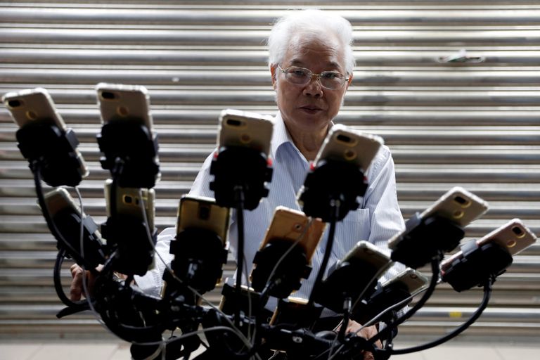 عجوز تايواني يحظى بشهرة واسعة بفضل "بوكيمون جو"