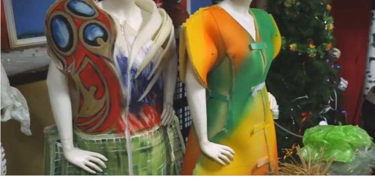 مصمم أزياء روسي يحول القمامة إلى ملابس