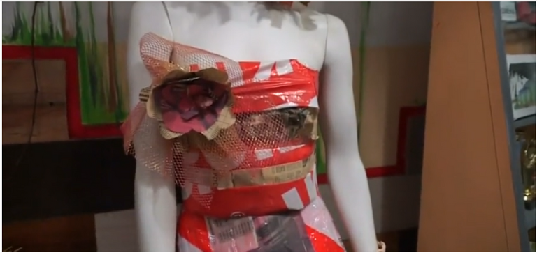 مصمم أزياء روسي يحول القمامة إلى ملابس