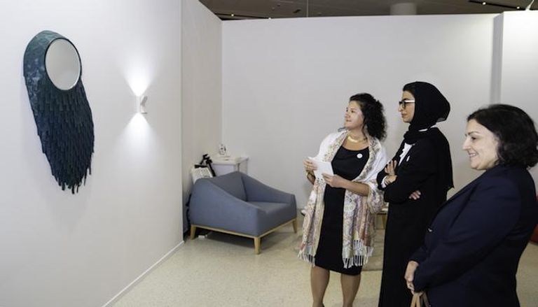 نورة الكعبي خلال زيارتها لفعاليات أسبوع دبي للتصميم