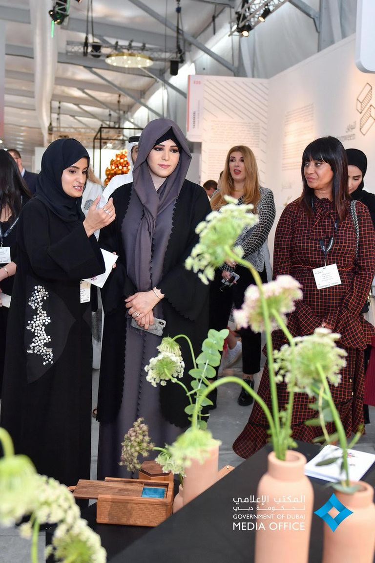 الشيخة لطيفة بنت محمد بن راشد آل مكتوم خلال زيارتها للمعرض