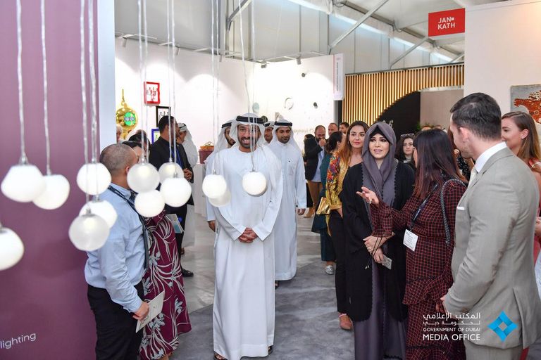 الشيخة لطيفة بنت محمد بن راشد آل مكتوم خلال زيارتها للمعرض