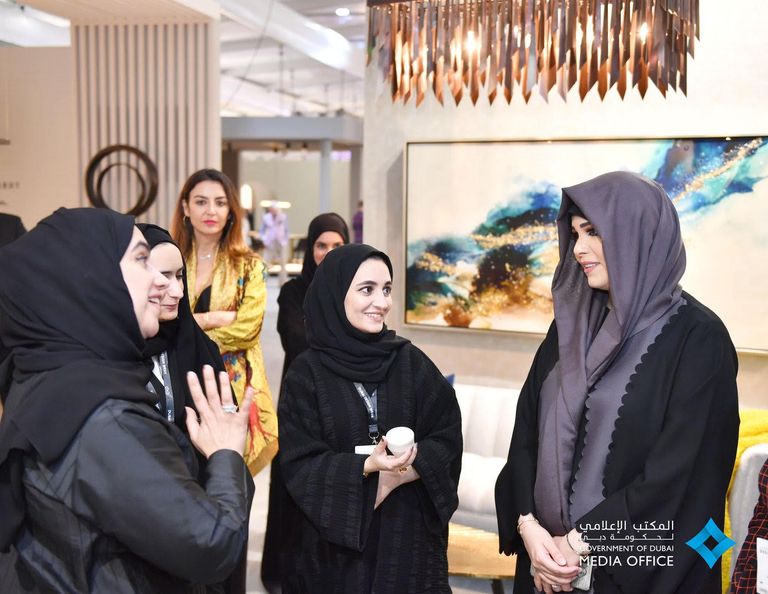 الشيخة لطيفة بنت محمد بن راشد آل مكتوم خلال زيارتها للمعرض