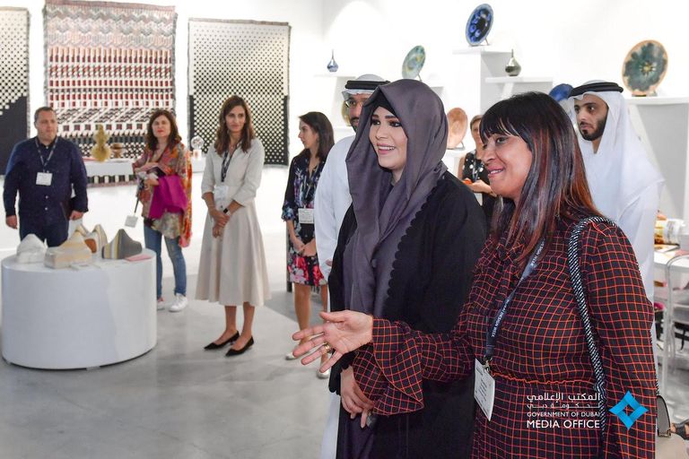 الشيخة لطيفة بنت محمد بن راشد آل مكتوم خلال زيارتها للمعرض