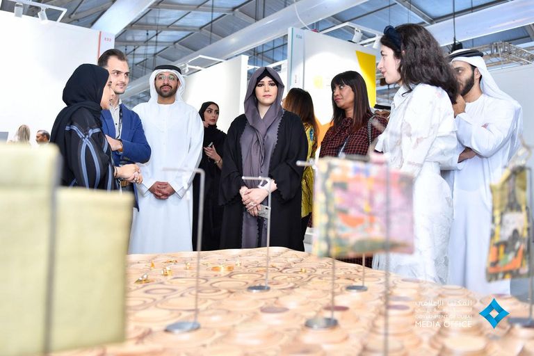 الشيخة لطيفة بنت محمد بن راشد آل مكتوم خلال زيارتها للمعرض