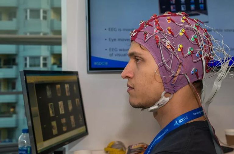 سامسونج تطور برنامجا للتحكم في التلفزيون عبر الدماغ