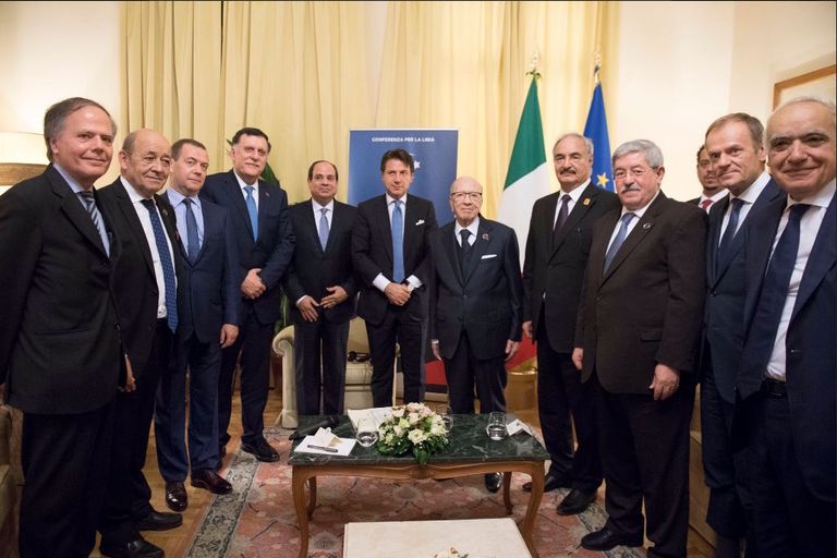 المشير خليفة حفتر مع فايز السراج ورئيس وزراء إيطاليا