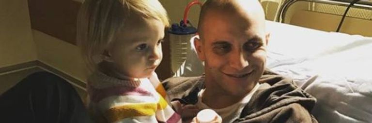 الشاب الإيطالي وطفلته الصغيرة في المستشفى