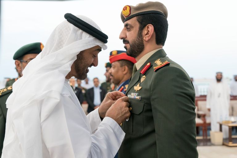 الشيخ محمد بن زايد آل نهيان والضباط المكرمون