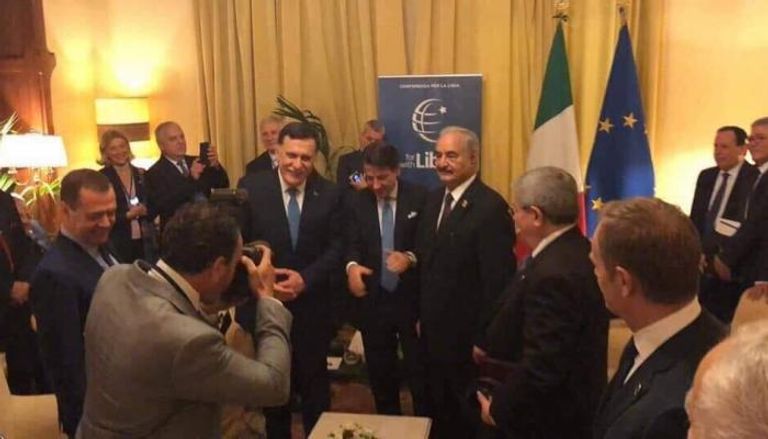 حفتر والسراج يتوسطهما رئيس الوزراء الإيطالي