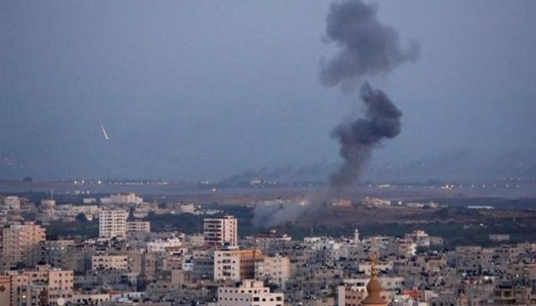 أعمدة الدخان تتصاعد جراء القصف الإسرائيلي- رويترز