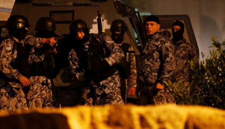 عناصر من القوات الأردنية في موقع هجوم الكرك الإرهابي