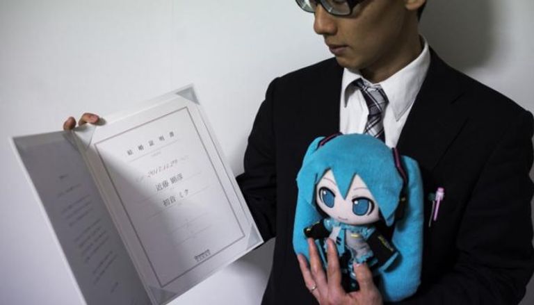 ياباني يتزوج مجسم "هولوغرام" بعد سنوات من الحب