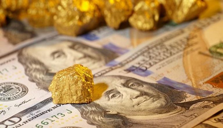 الذهب يهبط لأدنى مستوى مقابل الدولار