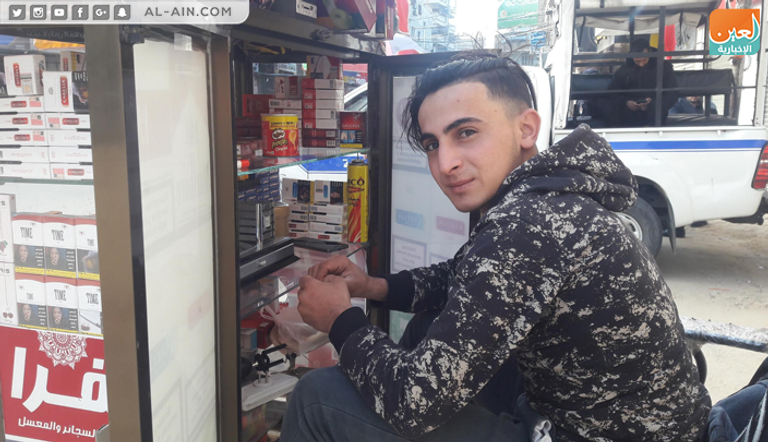 بائع السجائر الشاب محمد الفراي أسواق غزة متحدية القصف الإسرائيلي