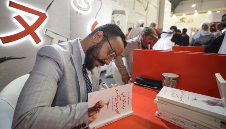 محمد أبوعرب يوقع كتابه الجديد في معرض الشارقة الدولي
