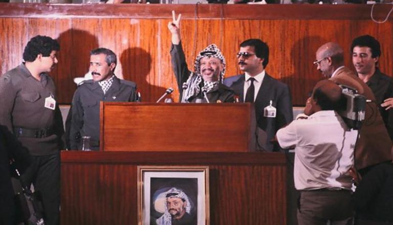 ياسر عرفات معلنا وثيقة الاستقلال