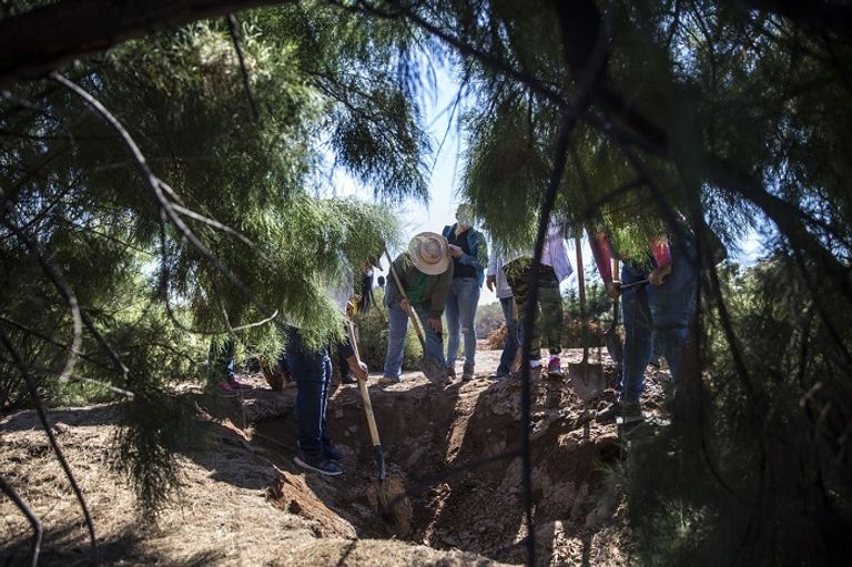 الأمهات في المكسيك يتولين مهمة البحث عن المفقودين