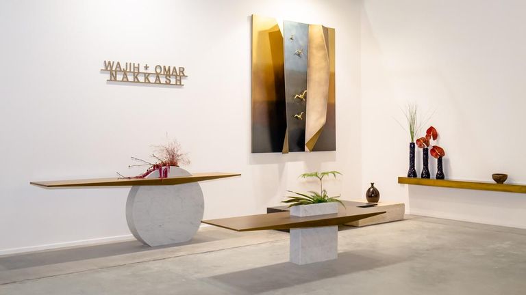 عمر نقاش ووالده وسط أعمالهما في أسبوع دبي للتصميم