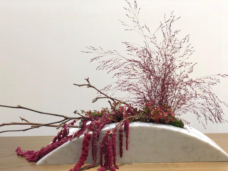 عمر نقاش ووالده وسط أعمالهما في أسبوع دبي للتصميم