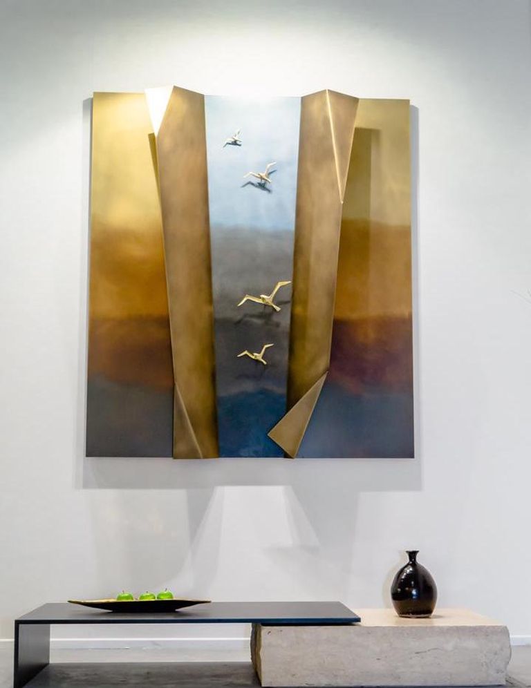 عمر نقاش ووالده وسط أعمالهما في أسبوع دبي للتصميم