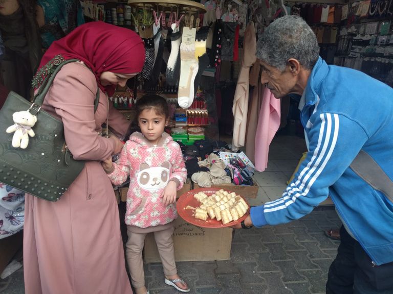 غزة توزع الحلوى احتفالا باستقالة وزير دفاع جيش الاحتلال الإسرائيلي