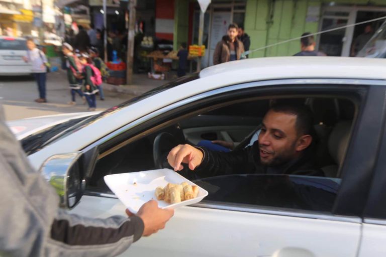 غزة توزع الحلوى احتفالا باستقالة وزير دفاع جيش الاحتلال الإسرائيلي