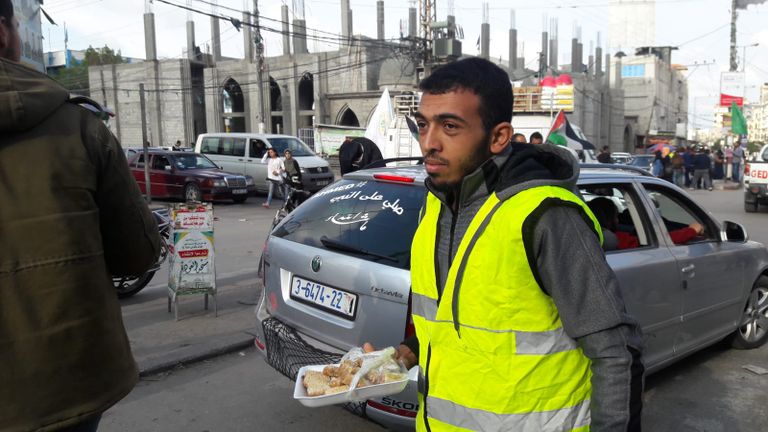 غزة توزع الحلوى احتفالا باستقالة وزير دفاع جيش الاحتلال الإسرائيلي